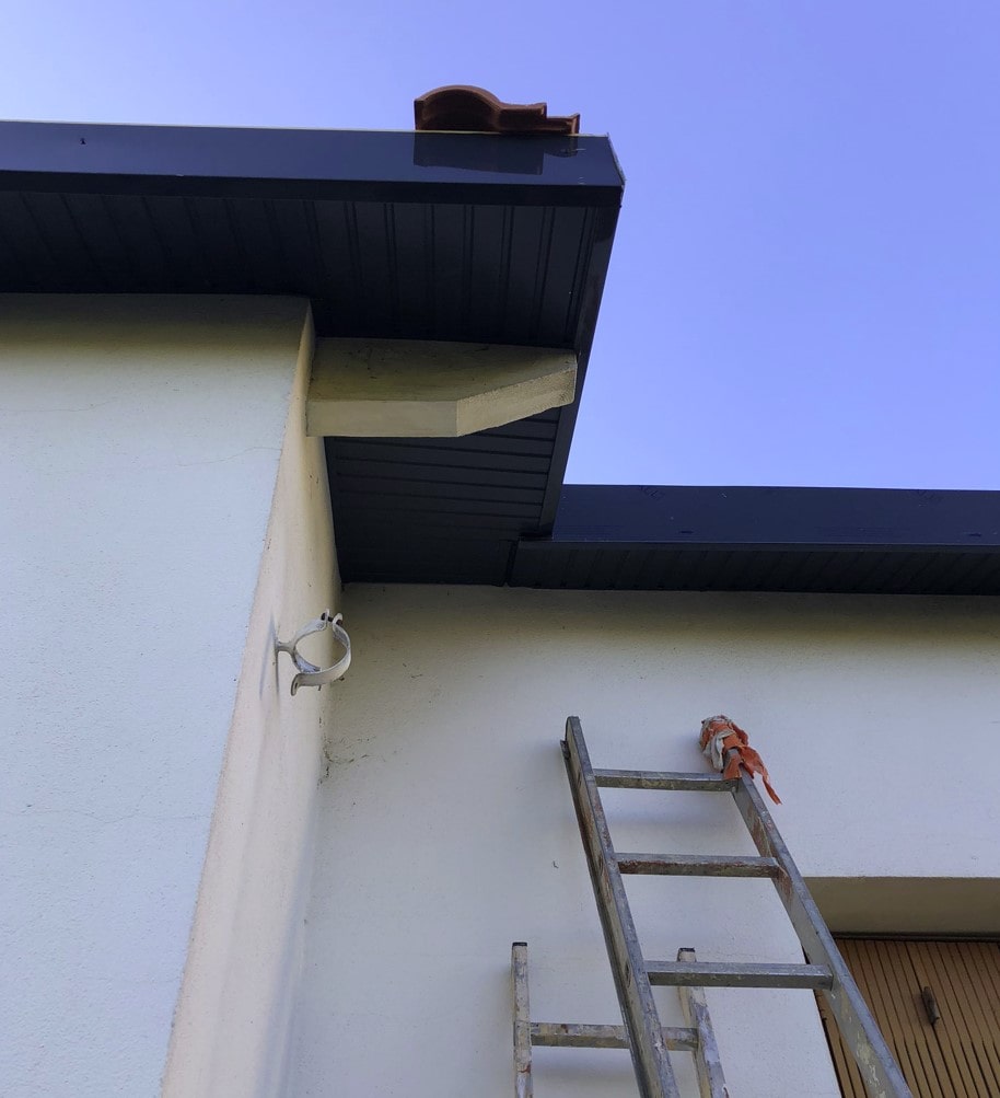 habillage debord de toit noir PVC