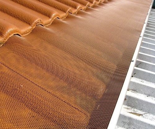 installation de pare-feuilles gouttières